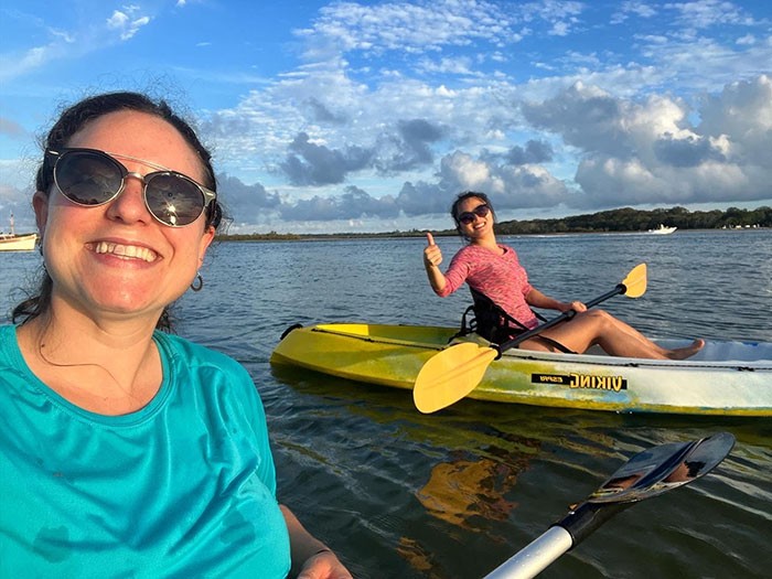 Profesora de natación en Australia haciendo kayak